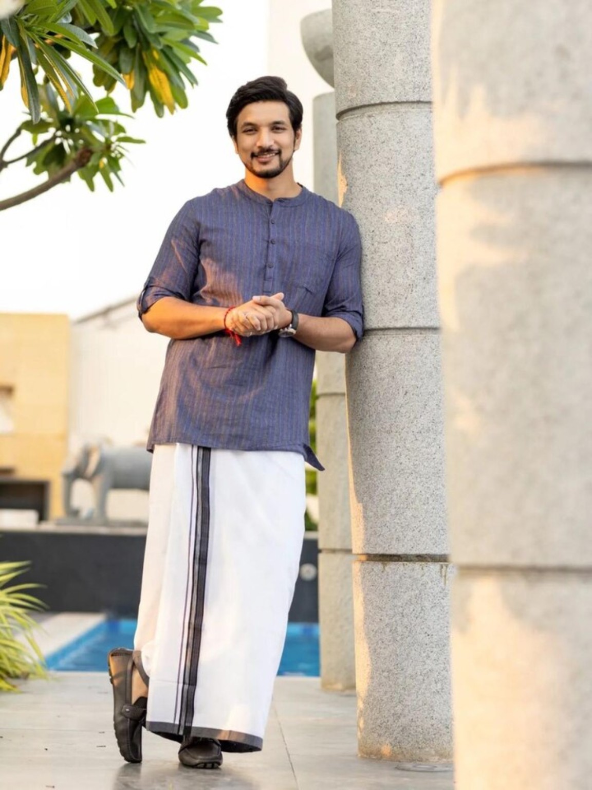 Sri Lankan man wearing a handloom saram and handloom shirt
